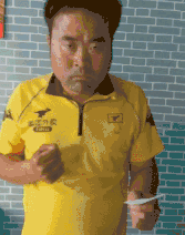 搞笑gif大街上偶遇小龙虾集体逛街,我要不要帮帮他