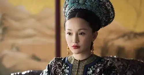同样是表达愤怒,刘亦菲表情狰狞,胖迪咬牙切齿,而她靠眼睛