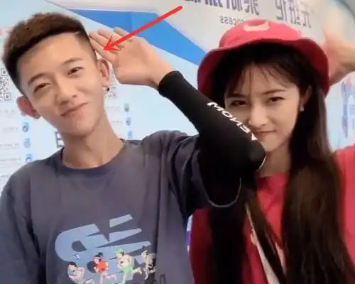 次惑小仙女与男友首次同框,两人互动甜蜜,男生的表情让人羡慕