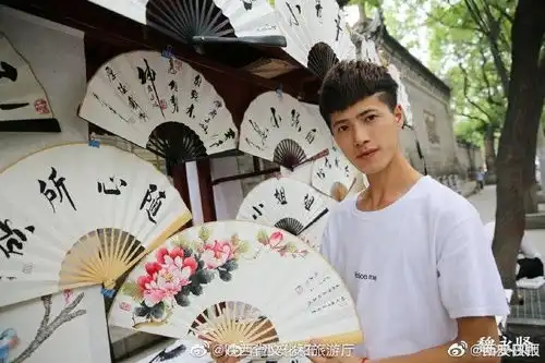 美院毕业小伙摆摊卖书画折扇月入好几万