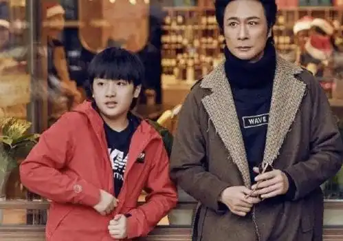 费曼晒吴镇宇搞怪视频,模仿动漫角色声音,父子俩互动可爱爆棚