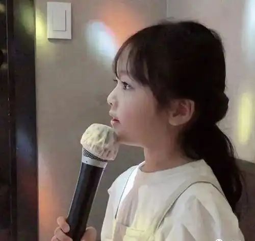 全网最火的表情包小孩权律二长大了,这颜值持续开挂啊