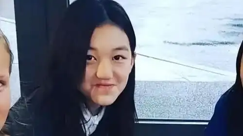 李嫣霸气回应叛逆早熟,眼神凌厉表情不屑,摆摊义卖像不良少女