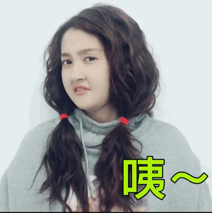 关晓彤又靠身材出圈,过膝裙穿成超短裙,凭实力摆脱村花称号