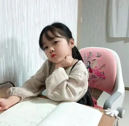火爆全网的表情包,如今这个小女孩长大了,颜值就像开挂了一样