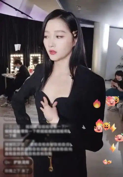 关晓彤穿低领短裙秀好身材,表情娇羞不断遮挡胸口,御姐范十足