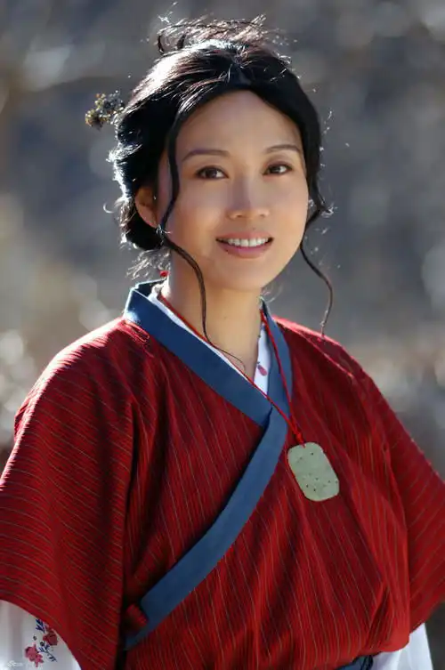 粉丝现场求婚,49岁闫妮难掩满眼羡慕,差点哭出来表情令人心疼