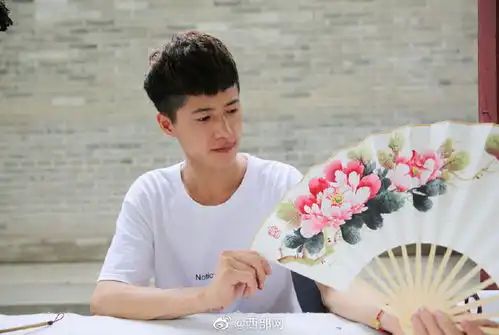 95后帅小伙西安书院门摆摊创意折扇现画现卖月入轻松过万