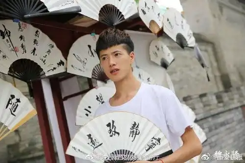 美院毕业小伙摆摊卖书画折扇月入好几万