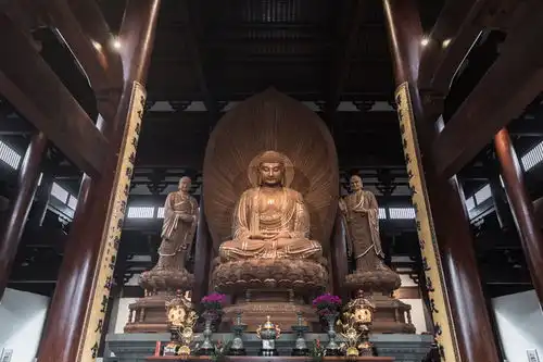 一组小和尚拍摄的古寺佛光注照,护国息灾