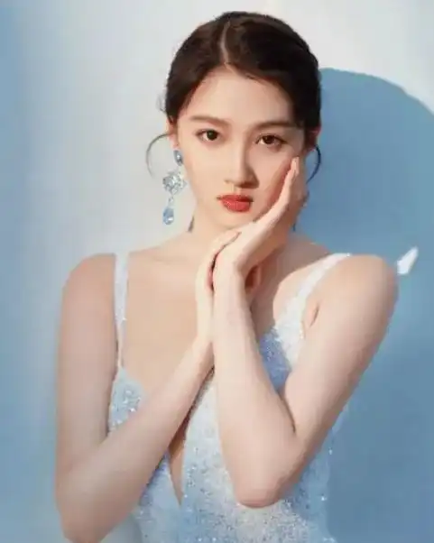 有种整容叫鹿晗恋爱,女友关晓彤变化不大,他却像换个人