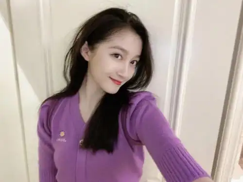 春晚表情包金靖真是宝藏女孩紫开衫撞衫小5岁关晓彤,难分高下