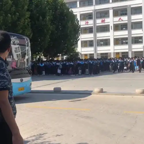 祝你们一路顺风平平安安羡慕可以坐校车