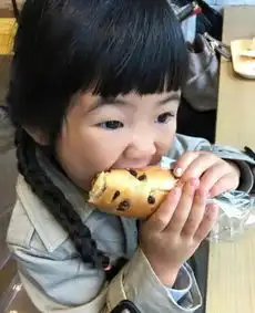 表情包女孩长大了曹格女儿包子脸变初恋脸,大长腿吸睛