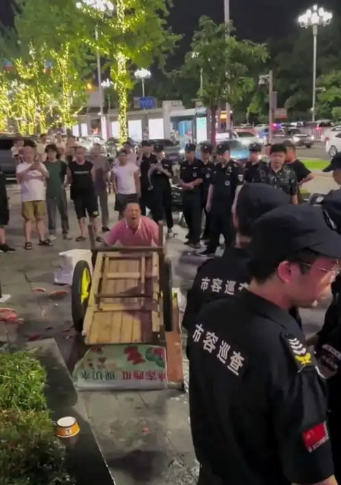 信任基础撕裂严重,摆摊商贩掀翻糊口工具,围观城管表情意味深长
