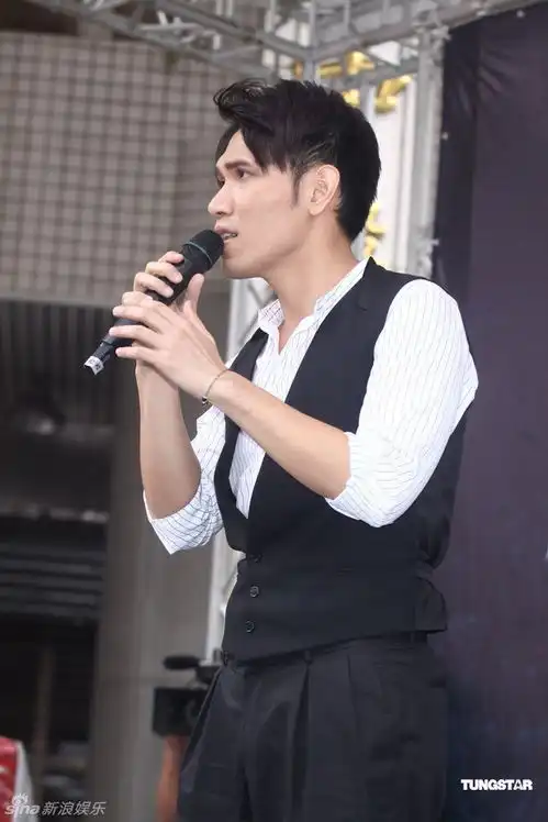 组图杨宗纬歌迷送养声妙方不怕与萧敬腾比较