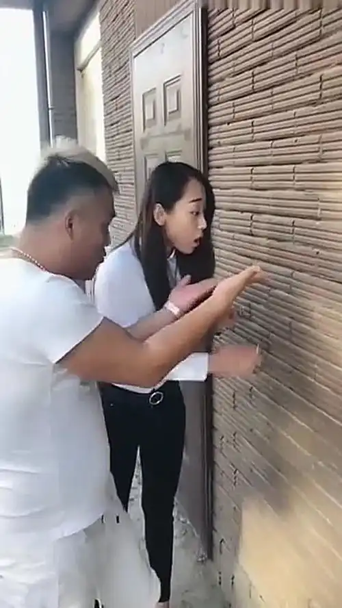 小伙表演魔术撩妹,妹子这表情绝了,哈哈哈