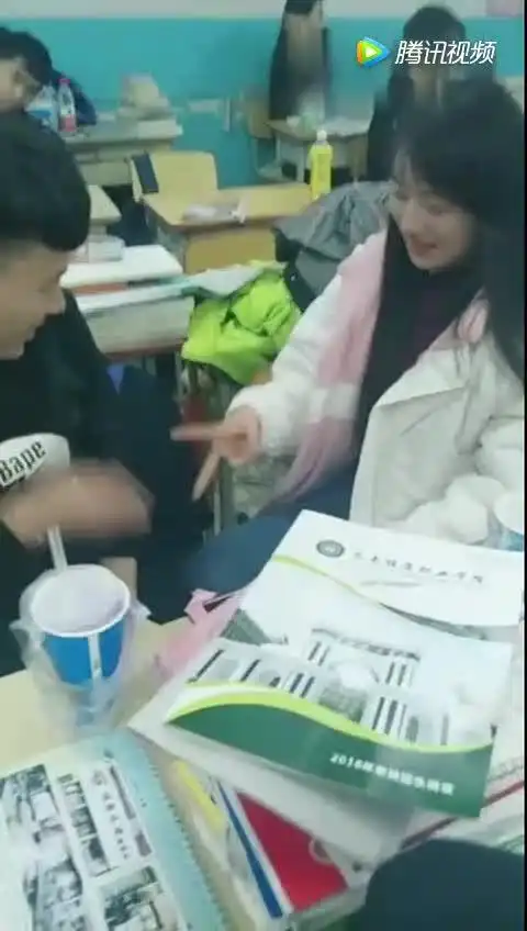 现在的学生真会玩,后面的哥们一脸羡慕的表情