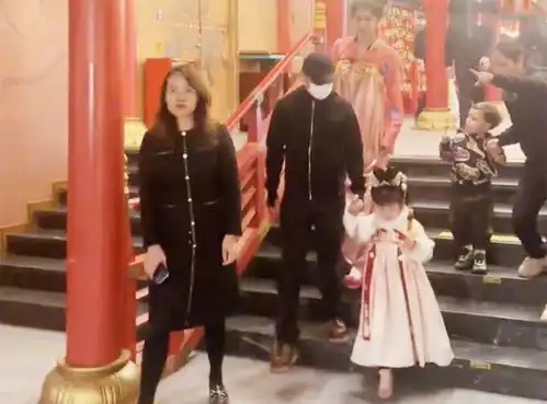 撒贝宁携龙凤胎游西安妻子李白穿汉服太惊艳,望妻眼惹关注