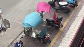电动车雨篷很伤人,有图为证