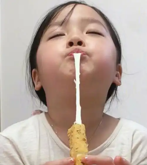还记得表情包女孩权律二吗今7岁现状曝光,年纪轻轻就秃了头