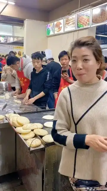 后面的大哥表情亮了,我到底做错了什么灌汤烧饼小本创业摆摊