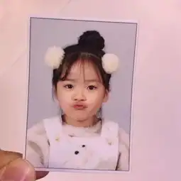 火爆全网的表情包,如今这个小女孩长大了,颜值就像开挂了一样