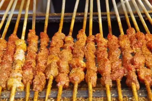 外地游客在新疆吃烤肉,直接点了40串,看到端上来的菜蒙圈了