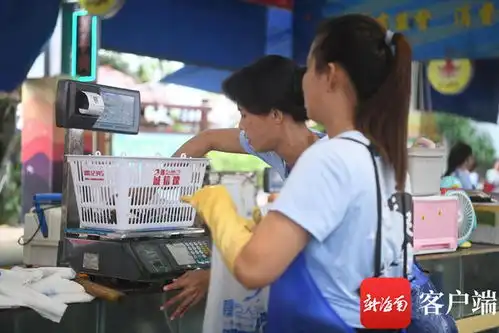 全媒体看海南全媒体采访团探访三亚火车头万人海鲜广场在这放心吃,不用担心短斤缺两