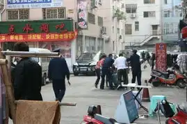 城管被指拿刀追摆摊者回应称仅砍车胎