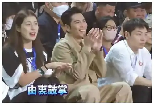 萧敬腾,在村ba看球,表情亮了接地气的巨星,散发迷人魅力ba演唱会现场网易订阅