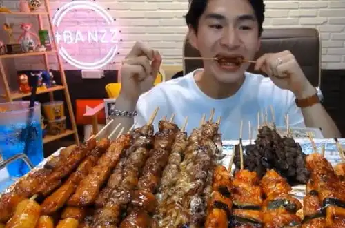 奔驰小哥吃100个肉串,第一次没吃完表情凝重原因让人哭笑不得