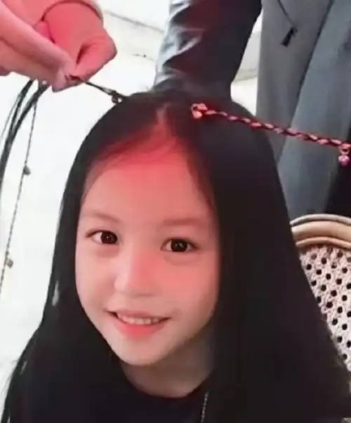 赵薇女儿生日捐款25万连续六年献爱心,基金会曝光被质疑是作秀