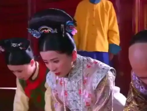 太子和妻子来到乾清宫,看到涵香还活着,小两口目瞪口呆