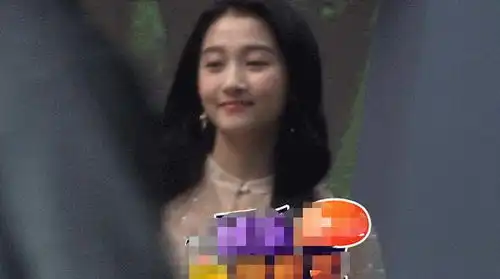 关晓彤是假笑女孩面对镜头时笑容满面,转头就开始翻白眼