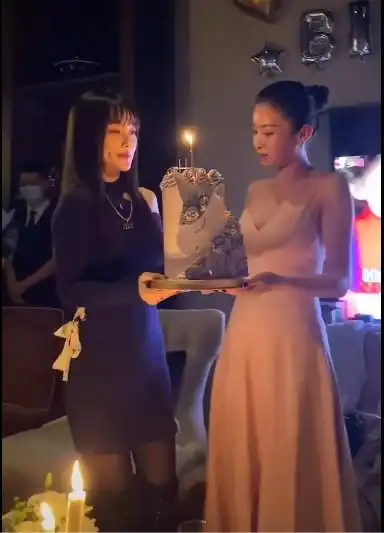 李小璐打扮性感时髦为闺蜜庆生,表情落寞羡慕引人心疼