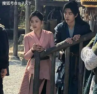 肖战表情呆萌,吴宣仪扎马尾辫,两人新剧的路透照,你喜欢吗
