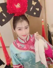 关晓彤晒造型扮成格格的样子十分可爱