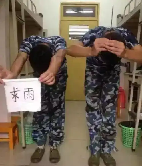 开学军训晒不黑的青春,花样百出忙求雨