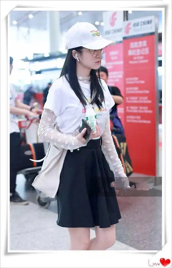 关晓彤机场奶瓶算什么张雪迎直接带儿童奶上阵,网友嫩炸了