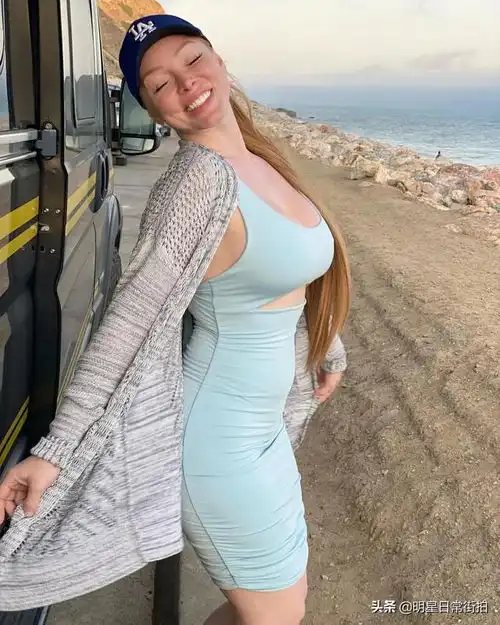 微胖的模特更让人喜欢女星奥斯汀身穿印花连衣裙拍时尚杂志写真