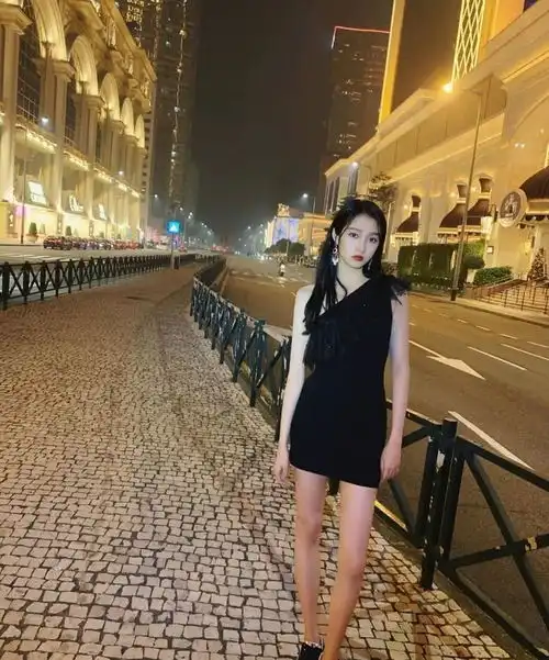 关晓彤深夜凹造型,穿斜肩包臀裙大秀美腿,真是美丽冻人