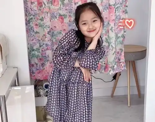 表情包女孩权律二近照曝光,被全网禁止整容,却逃不过掉牙魔咒