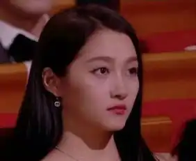 鹿晗偷看旁边迪丽热巴两人座位超近,后排关晓彤表情耐人寻味