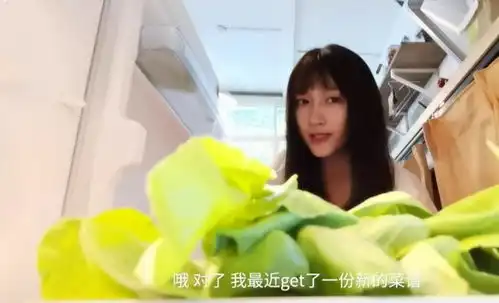 关晓彤晒男友视角,不顾偶像包袱仿表情包,网友一位鹿姓男子在屏幕前傻笑