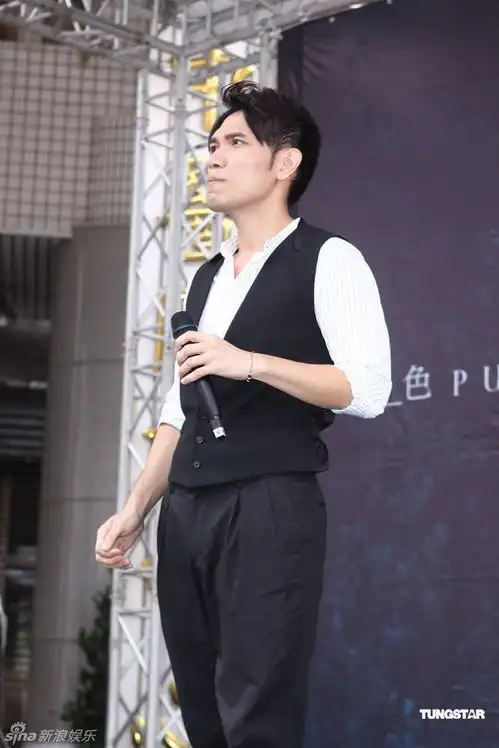 组图杨宗纬歌迷送养声妙方不怕与萧敬腾比较