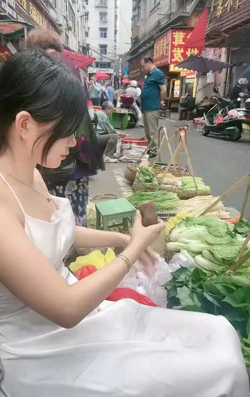万物可直播福建一女生边摆地摊边直播聊天比卖菜挣得多