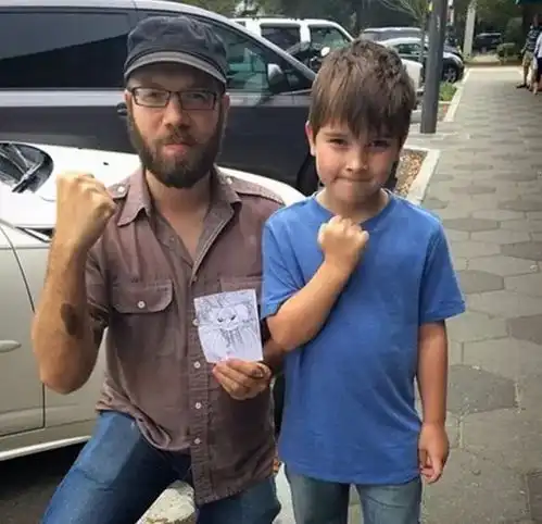 黑炭表情包的小男孩本人