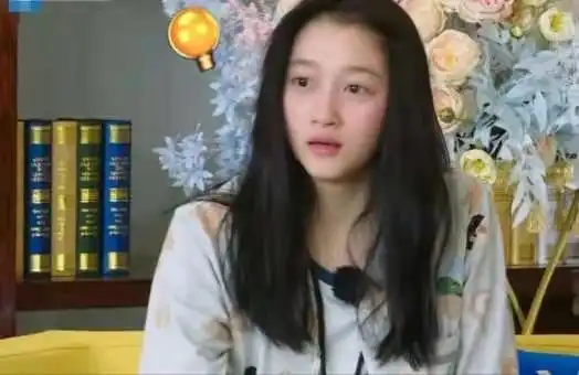 关晓彤在综艺节目素颜出镜,表情管理失控,真实模样太让人意外
