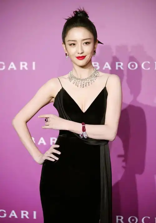 佟丽娅穿吊带小黑裙,丝绒面料优雅华贵,利落盘发更高级